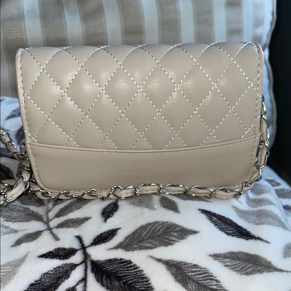 Elegant Quilted like wallet in chain in cream color.